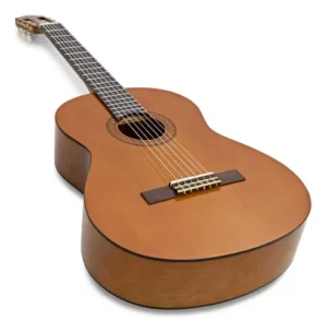 La Yamaha C40 es una guitarra clásica ideal para principiantes y músicos avanzados. Con tapa de pícea, fondo y aros de meranti, y diapasón de palisandro, ofrece un sonido cálido y equilibrado con excelente proyección.