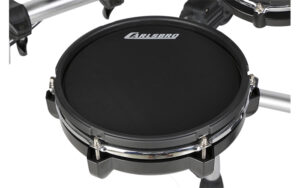 La Carlsbro CSD45M incluye pad de bombo, caja, 3 toms, charles con controlador, crash con choke, ride y un pad adicional, ofreciendo una experiencia completa y profesional para bateristas de todos los niveles.