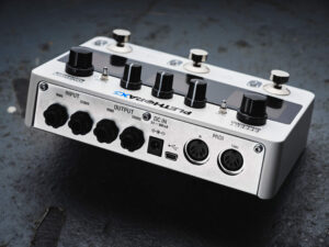 Pedal multiefectos PLETHORA X3 compacto con 3 slots personalizables, efectos TonePrint, looper estéreo y conectividad Bluetooth. Calidad profesional para guitarristas exigentes.