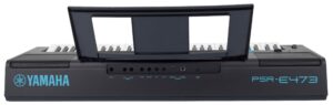 Teclado Yamaha PSR-E473 de 61 teclas sensibles, con 820 sonidos, estilos automáticos y efectos en tiempo real.