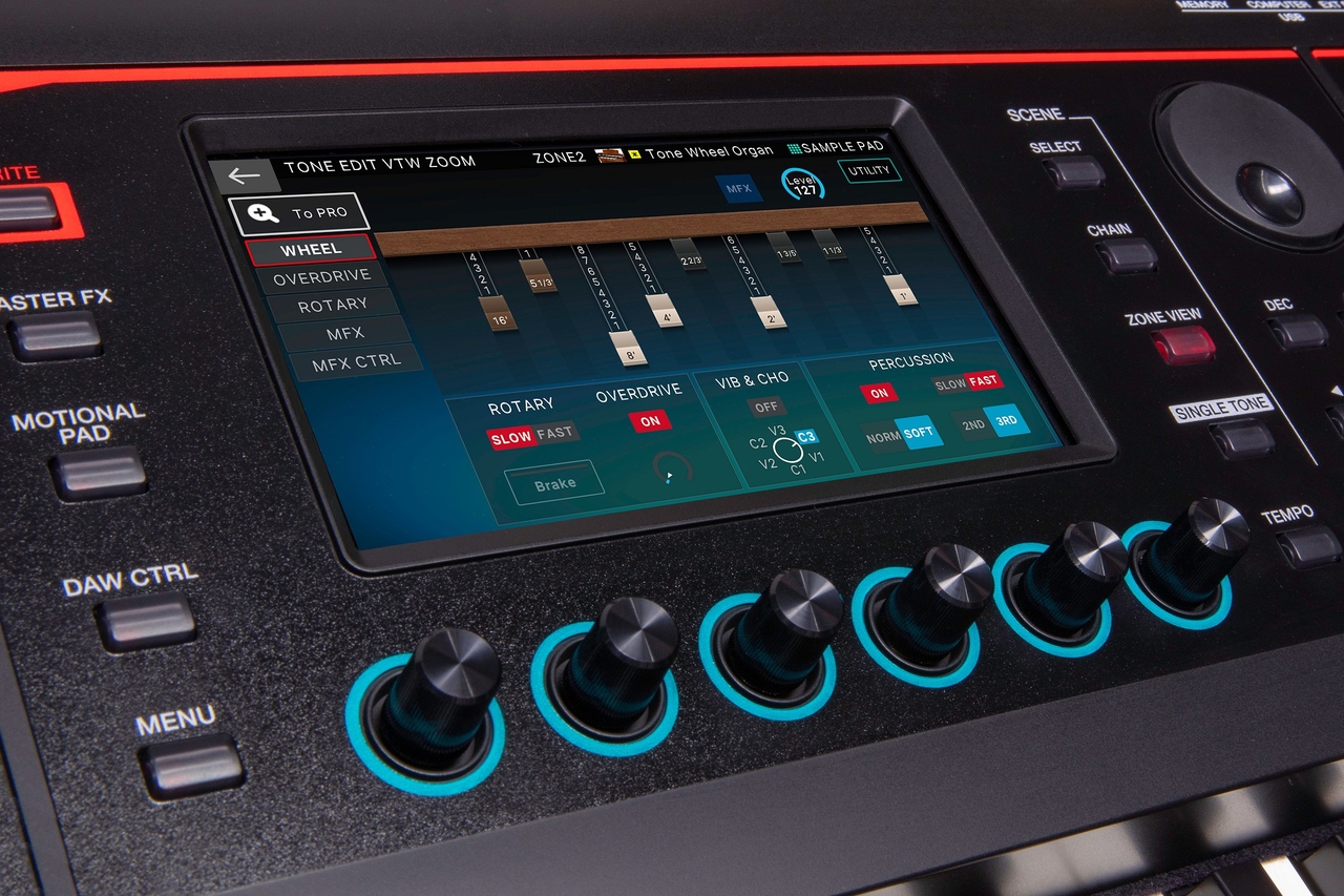 Teclado Roland FANTOM-06 con controles avanzados de sonido.