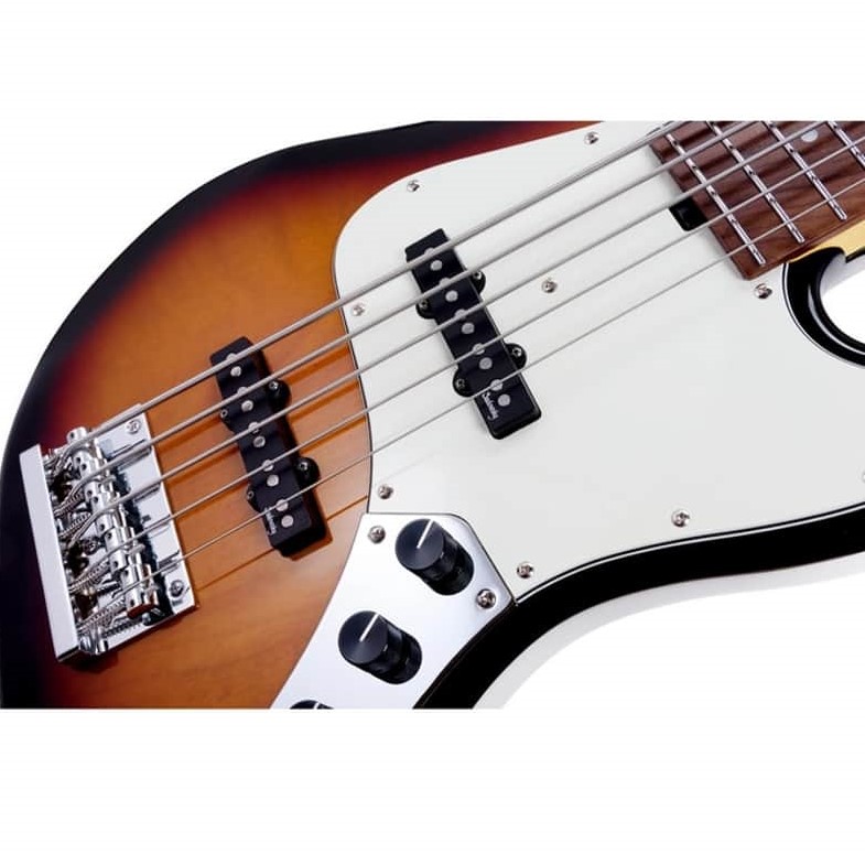 Bajo eléctrico Sadowsky MetroExpress Vintage 5JJ 3TSB M con hardware cromado y diseño clásico.