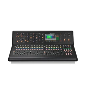 Consola digital MIDAS M32 LIVE de 32 canales con preamplificadores profesionales y grabación multipista integrada.